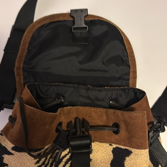 EASTERN MOUNTAIN SPORTS BACK PACK
BROWN SUEDE WITH TAN AND BLACK THICK CLOTH - Picture 11 of 16